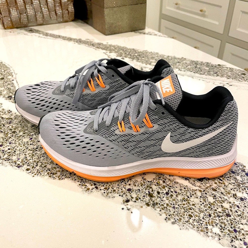 Tennis shoes